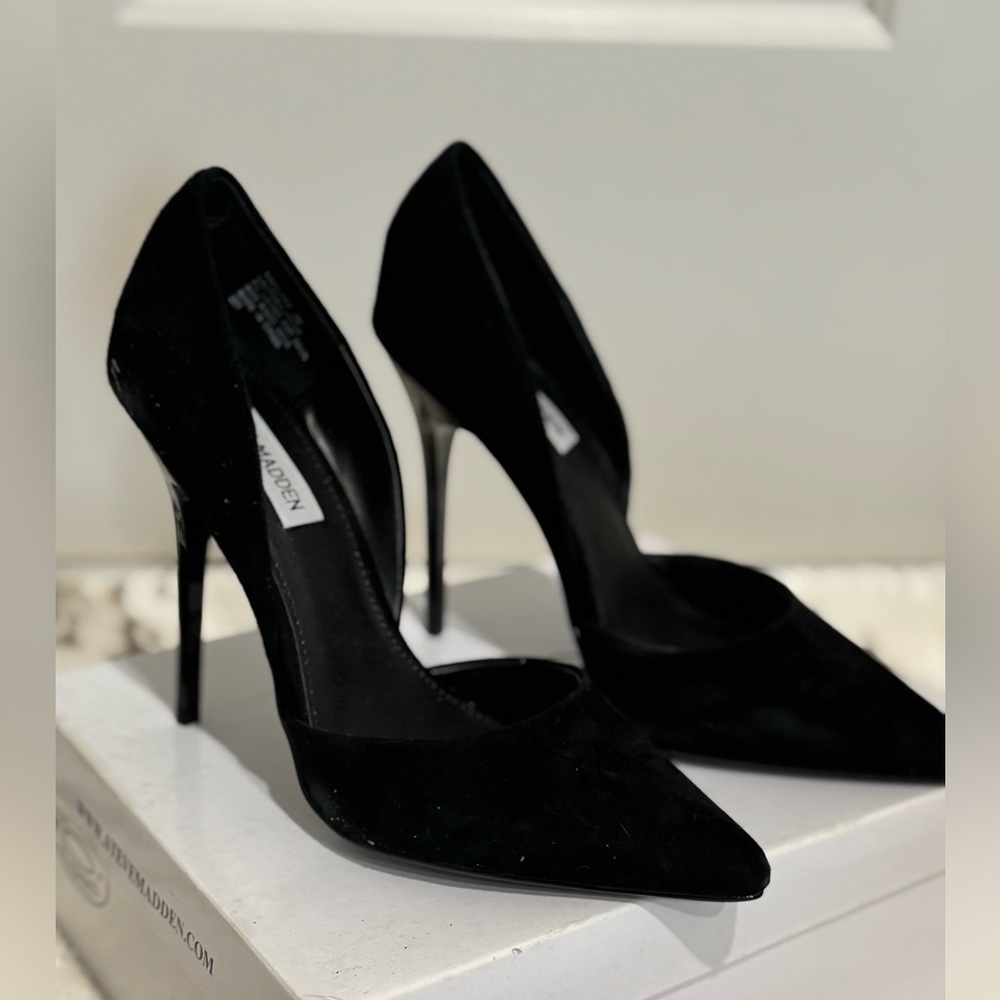 Steve Madden  varcityy Black pumps